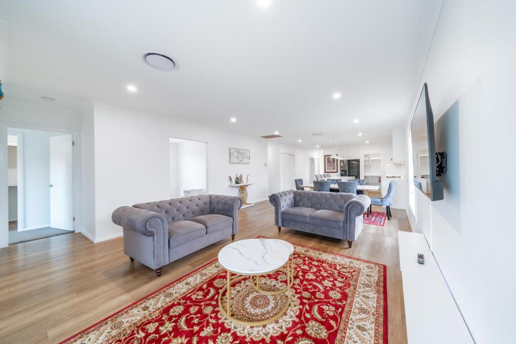 TV a/nebo společenská místnost v ubytování Fresh Built Spacious Retreat