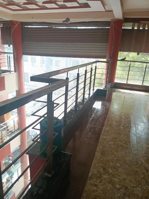 Dera BassiにあるHotel tarunの建物内の手すりのある空き部屋