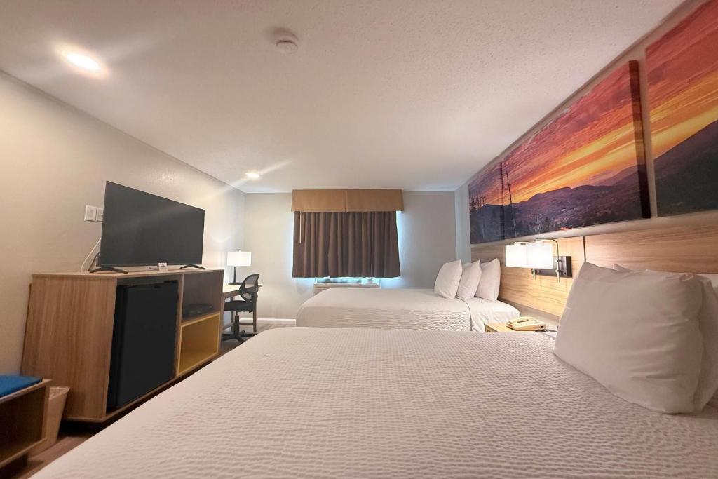 Days Inn by Wyndham Torrington - Double Room With Two Double Beds - Non-Smoking