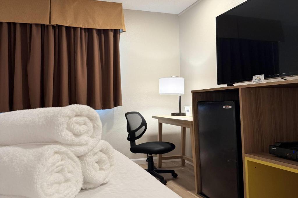 Days Inn by Wyndham Torrington - King Room