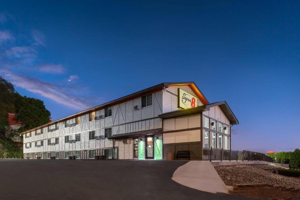 Un edificio con un reloj en el costado. en Super 8 by Wyndham Winona MN, en Winona