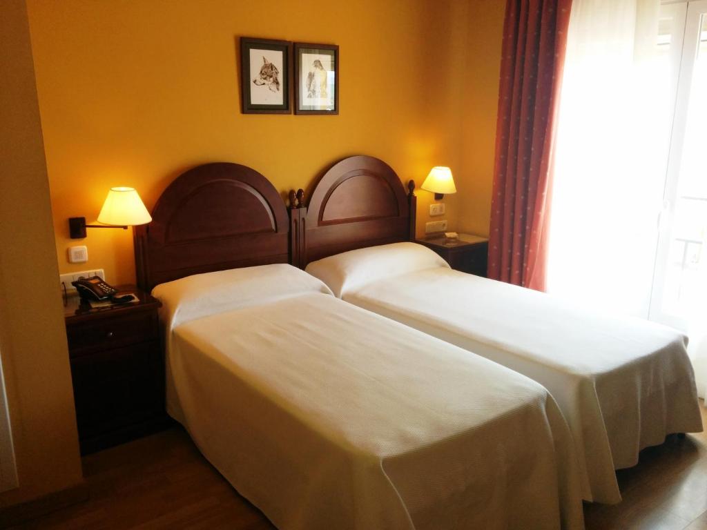 Łóżko lub łóżka w pokoju w obiekcie Hotel Sierra de Andujar