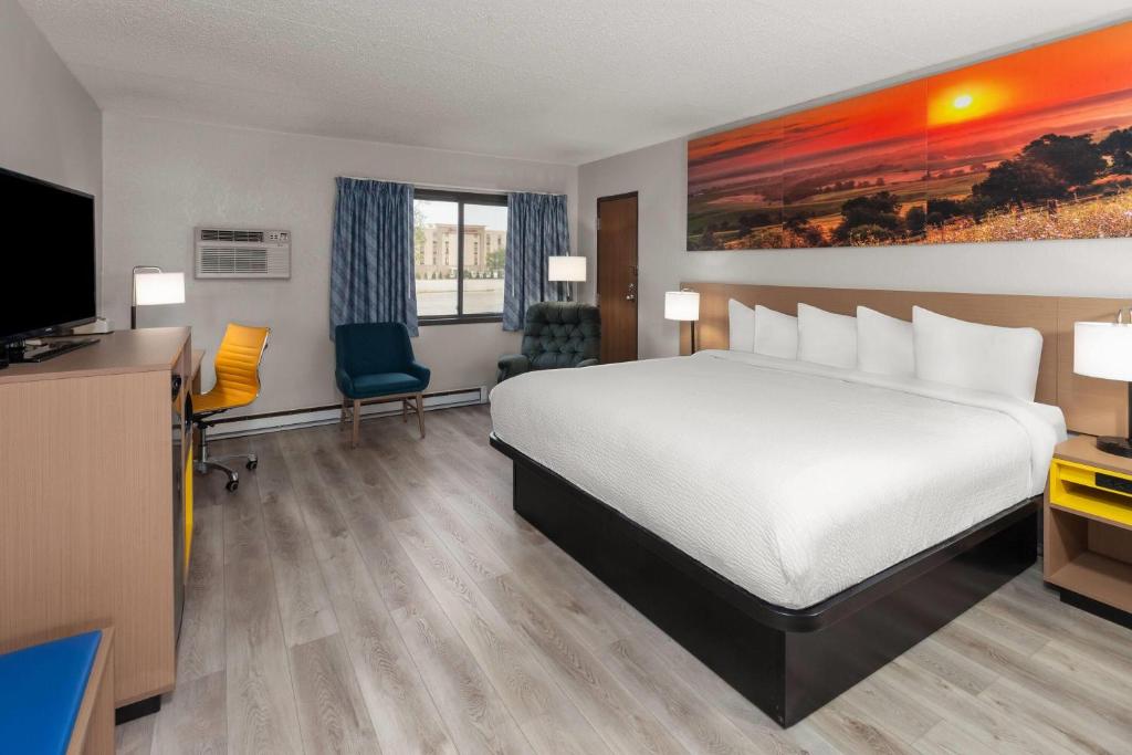 Days Inn by Wyndham Mason City - Habitación Con Cama Extragrande - No Fumadores