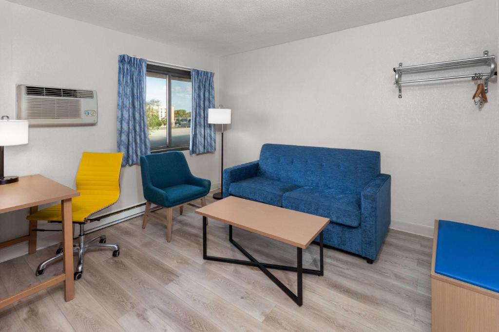 Days Inn by Wyndham Mason City - Deluxe Kamer Met Kingsize Bed - Roken