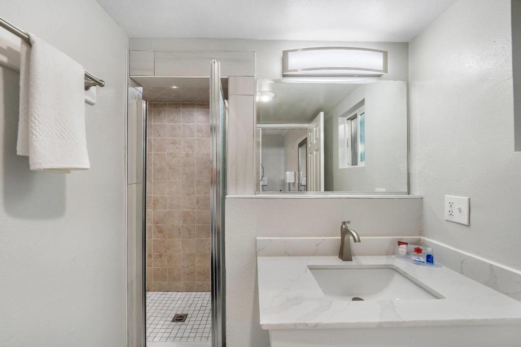 Rodeway Inn Stockton Highway 99 - Standaard Kamer Met Kingsize Bed - Niet-Rokers