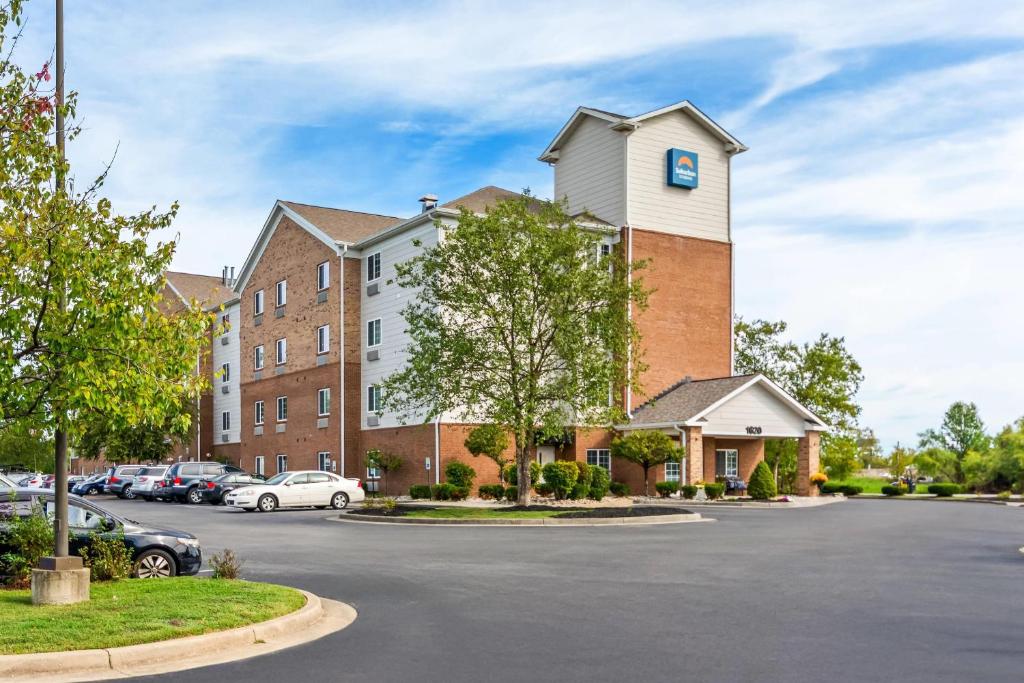 een gebouw met een klokkentoren op een parkeerplaats bij Suburban Studios Clarksville-Louisville North in Clarksville