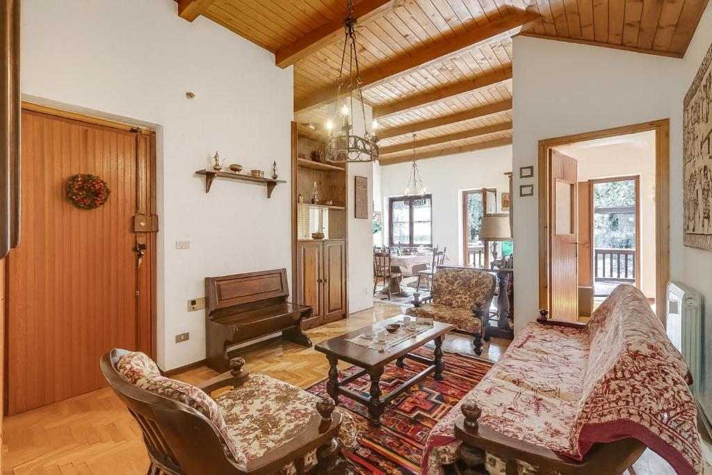 un salon avec un canapé et une table dans l'établissement Appartamento Apapa House - Happy Rentals, à Césane