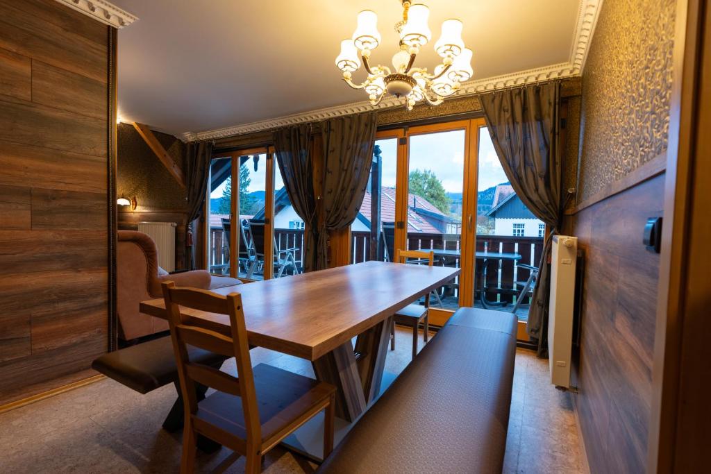 加尔米施-帕滕基兴Höllental heritage House - BergPANORAMA - 5的一间有桌椅和枝形吊灯的餐厅
