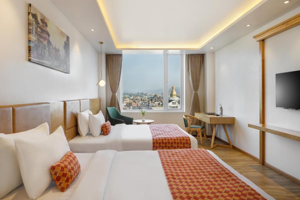 Una habitación de hotel con dos camas y una ventana. en Hotel Anuttara, Boudha, en Baudhatinchule