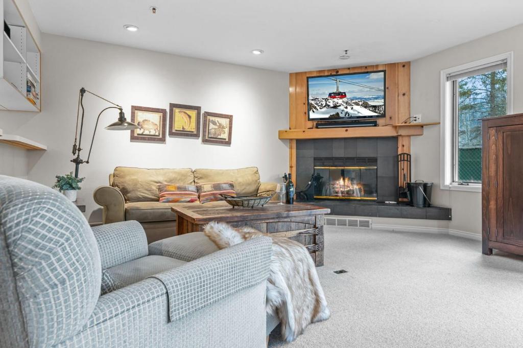 Posezení v ubytování RMR: Balsam Lodge B4 Condo in The AspensWilson WY