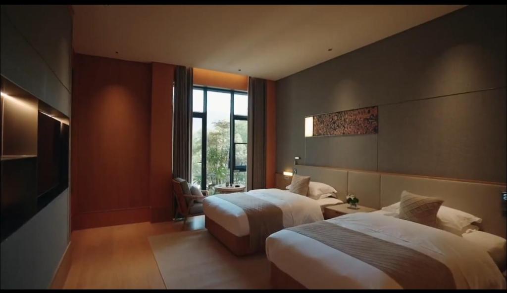 Postel nebo postele na pokoji v ubytování Kaiman Hotel, Hangzhou West Lake South Song Imperial Street Branch