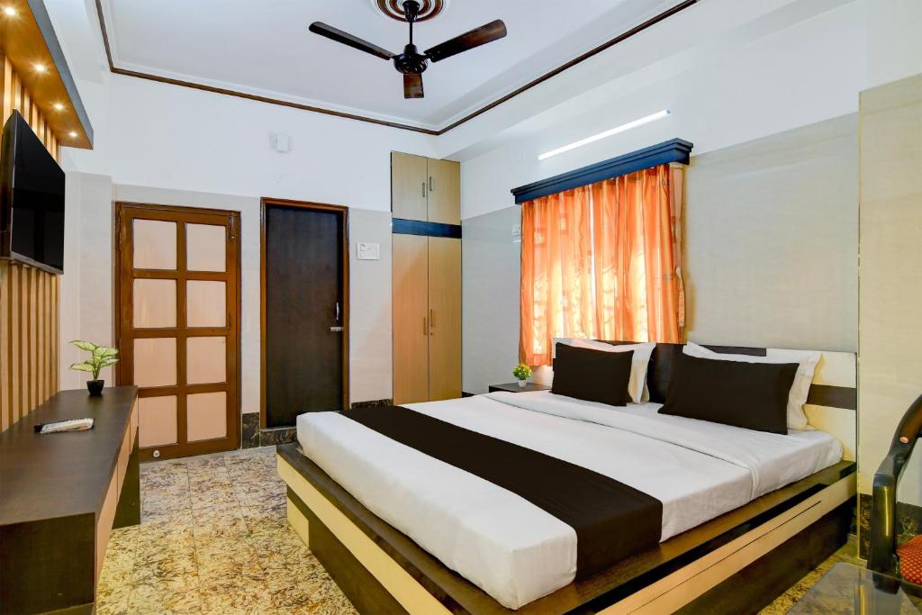 a bedroom with a large bed and a window at Super Hotel O Howrah Railway Station in Salkhia