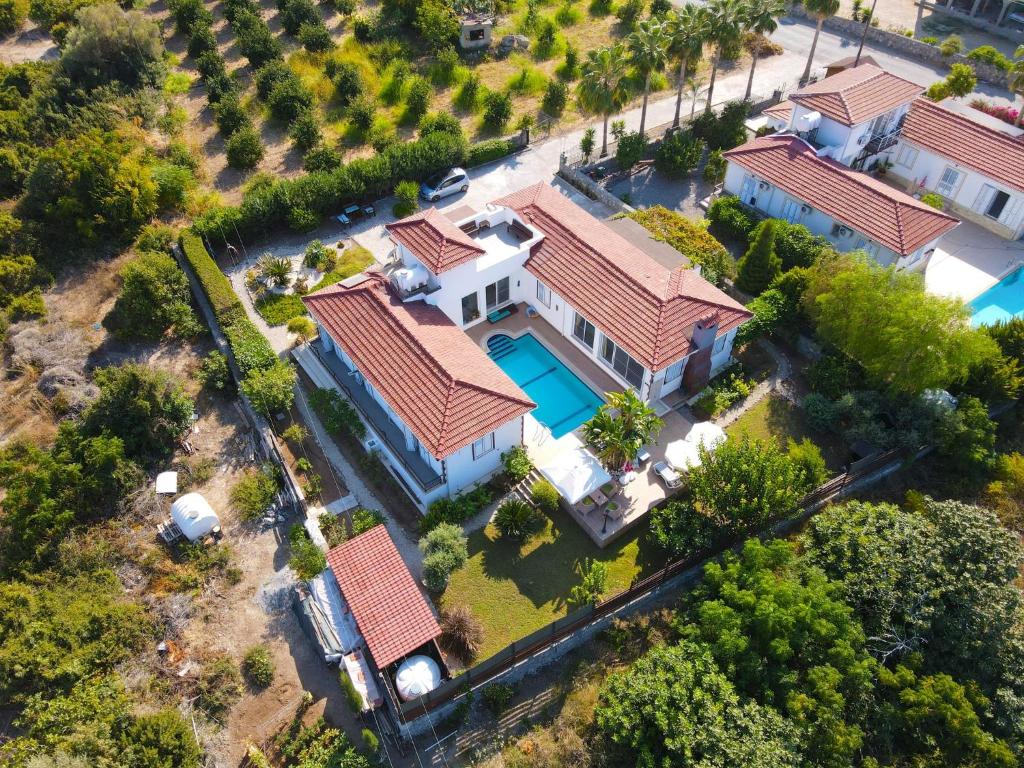 eine Luftaufnahme eines Hauses mit Pool in der Unterkunft Villa Butterfly in Kyrenia