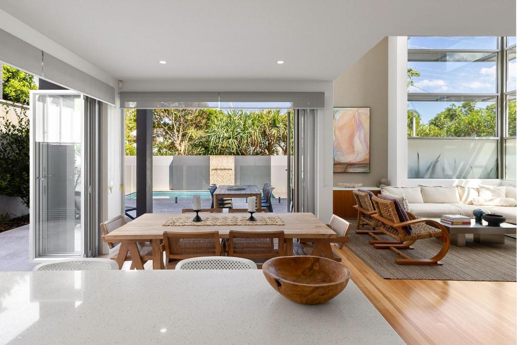 Anna Superbly Stylish Luxury Townhouse في صن شاين بيتش: غرفة معيشة بها طاولة وأريكة