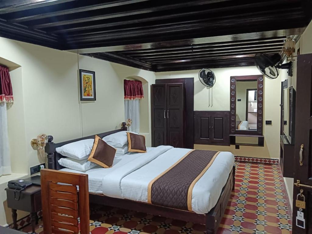 Un pat sau paturi într-o cameră la Kovilakam the heritage resort Ethannur,Palakkad