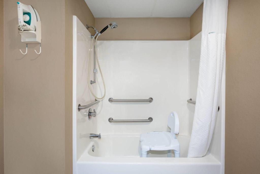 Days Inn & Suites by Wyndham Cuba - Queen Room - Disability Access/Non-Smoking