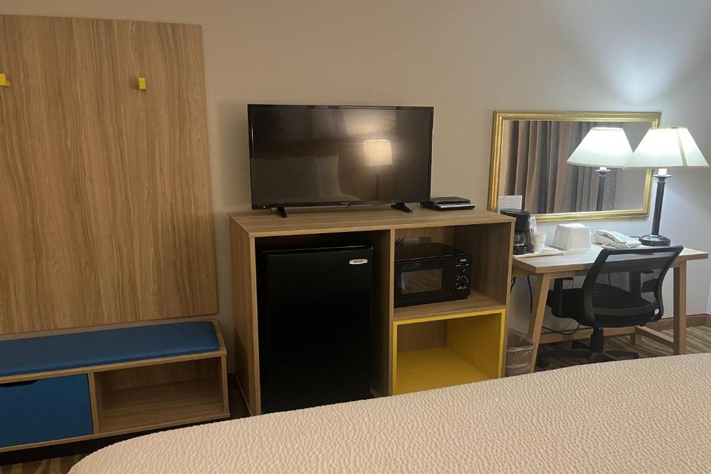 Days Inn & Suites by Wyndham Cuba - King Room - Non-Smoking