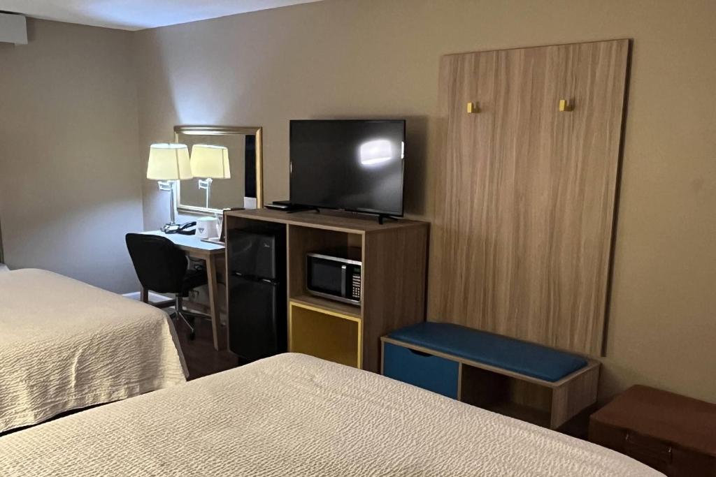 Days Inn & Suites by Wyndham Cuba - Queen Room With Two Queen Beds - Non-Smoking