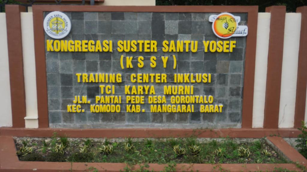 un signe pour l'ambassade de Corée sœur sithya vesusalem sidx sidx dans l'établissement Homestay, à Labuan Bajo