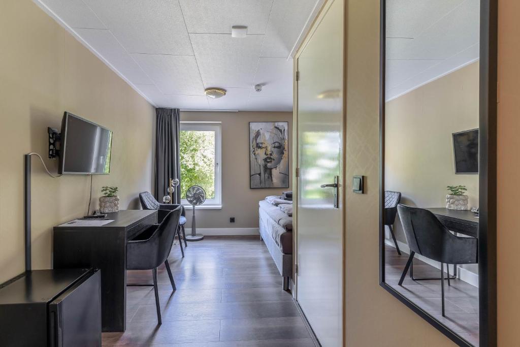 TV a/nebo společenská místnost v ubytování Hotel 'De Heren'