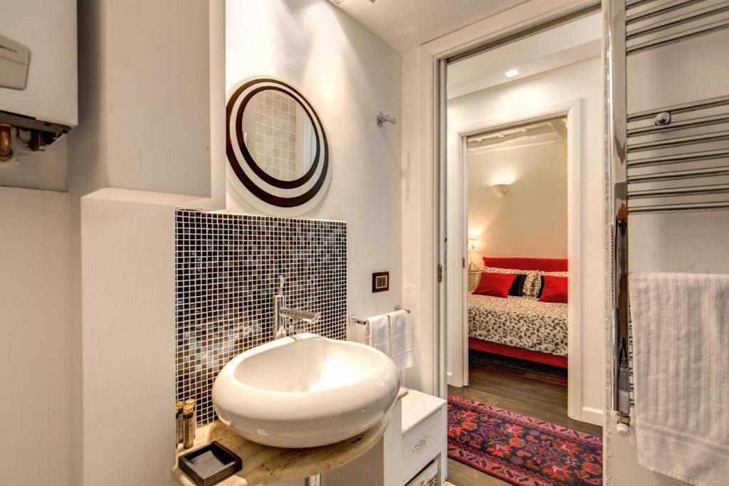 A bed or beds in a room at Campo de' Fiori Stylish White