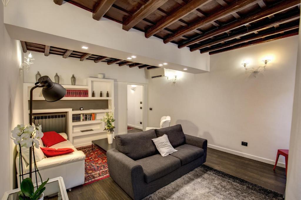 A seating area at Campo de' Fiori Stylish White