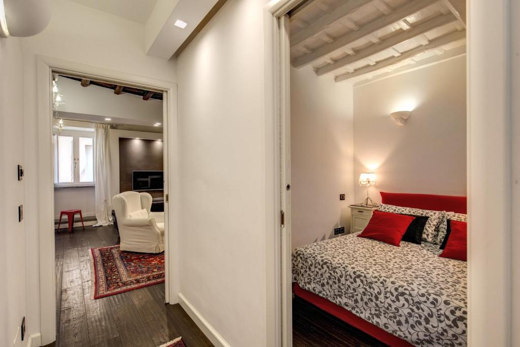 A bed or beds in a room at Campo de' Fiori Stylish White