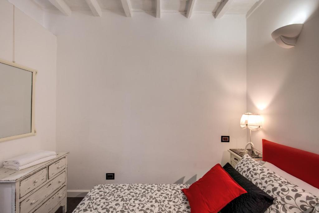 A bed or beds in a room at Campo de' Fiori Stylish White