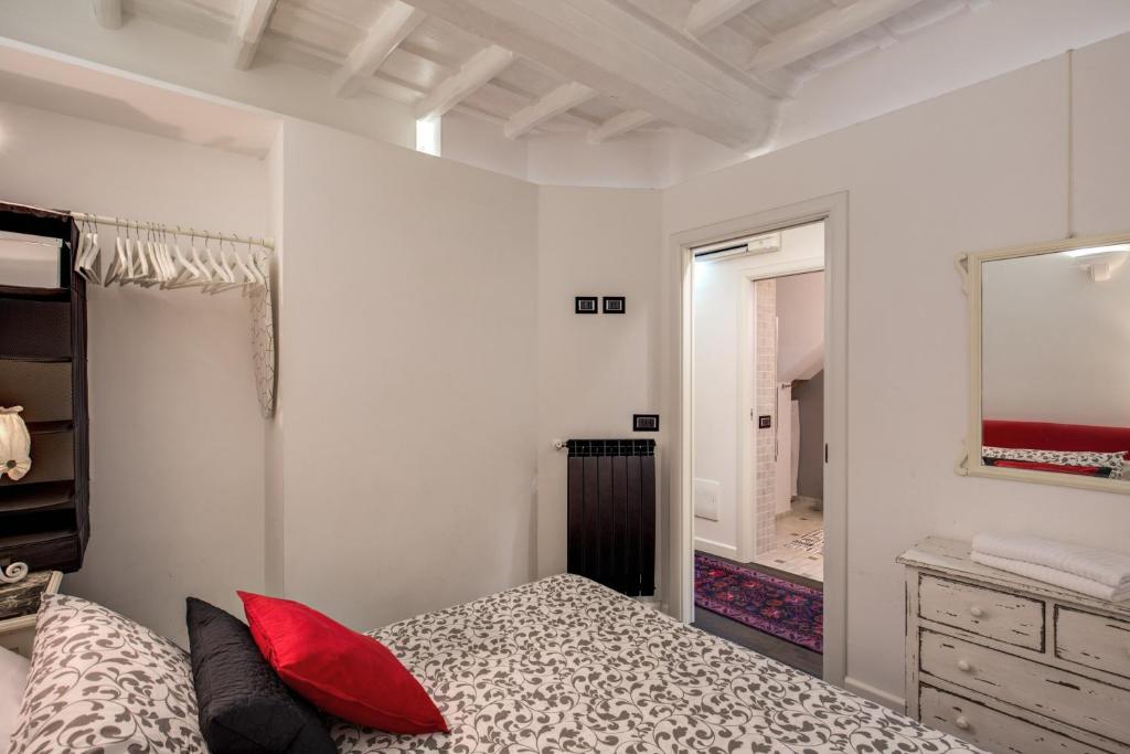 A bed or beds in a room at Campo de' Fiori Stylish White