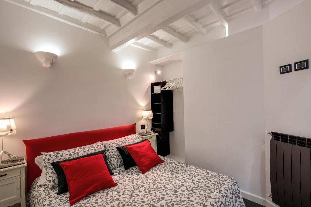 A bed or beds in a room at Campo de' Fiori Stylish White