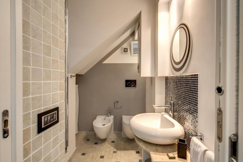 A bathroom at Campo de' Fiori Stylish White