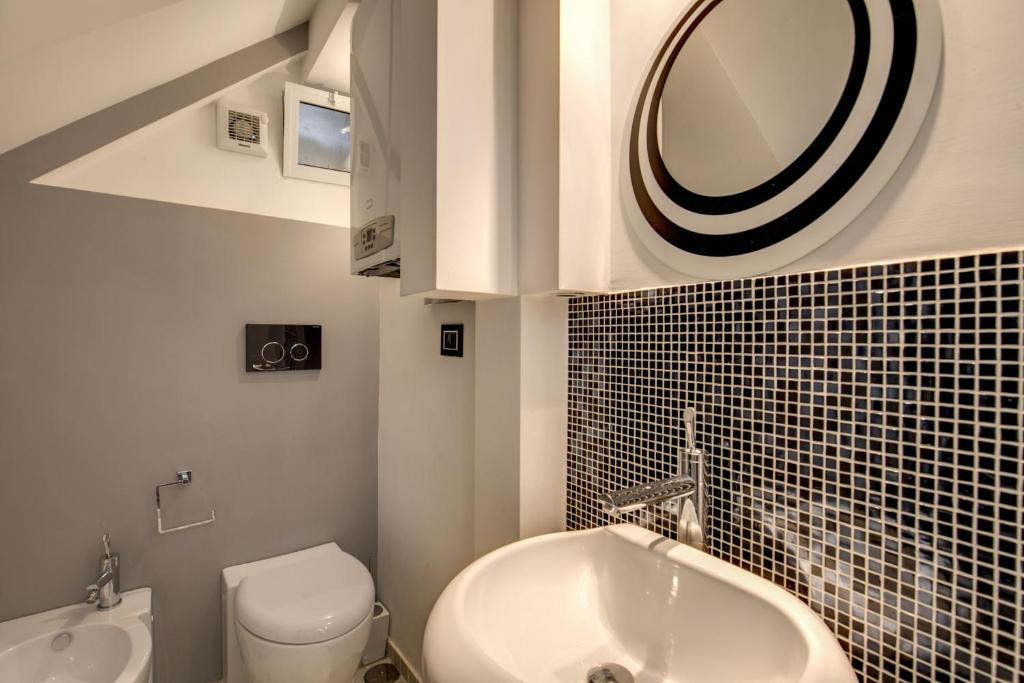 A bathroom at Campo de' Fiori Stylish White