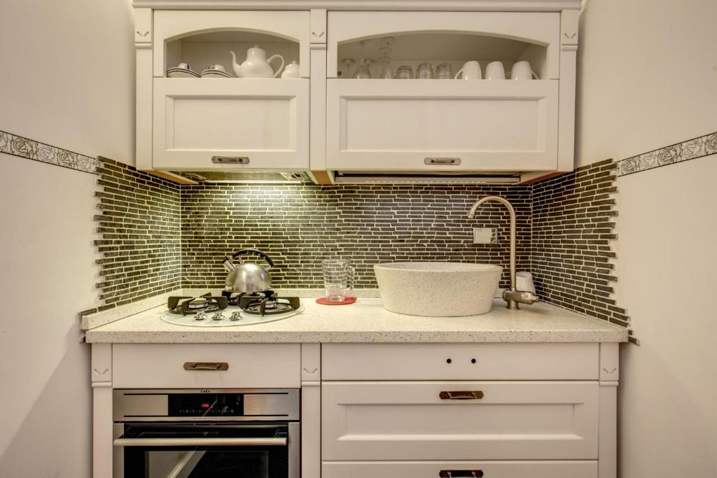 A kitchen or kitchenette at Campo de' Fiori Stylish White