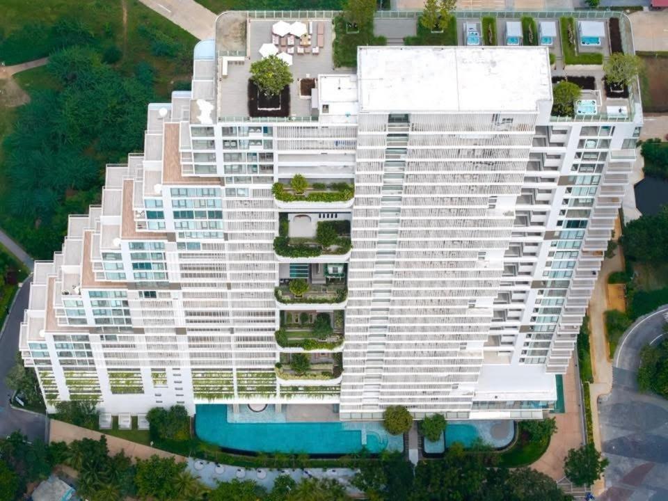eine Luftansicht eines großen weißen Gebäudes in der Unterkunft Vehha Skyline Retreat Condo Corner- Unit 1B & 2B LuxSuite in Hua Hin