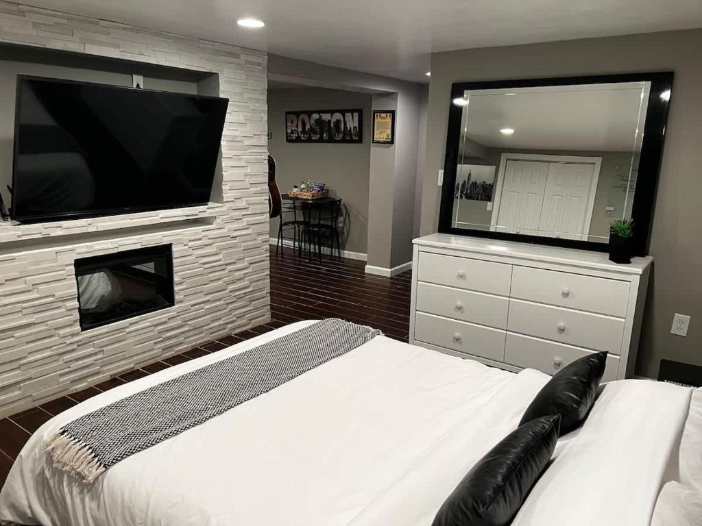 Postel nebo postele na pokoji v ubytování Elegant Modern Studio in Prime Location