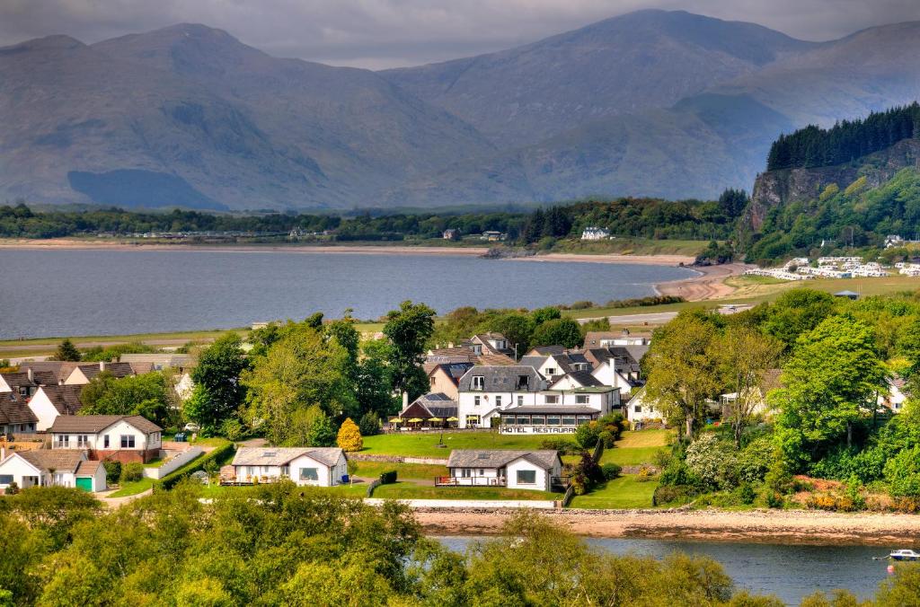 オーバンにあるLochnell Arms Hotelの湖と山を背景にした町