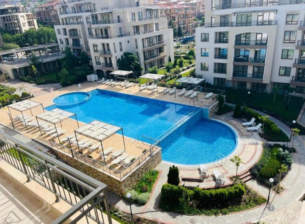 une vue aérienne d'une piscine dans une ville dans l'établissement Sorrento Sole Mare Sveti Vlas, à Sveti Vlas