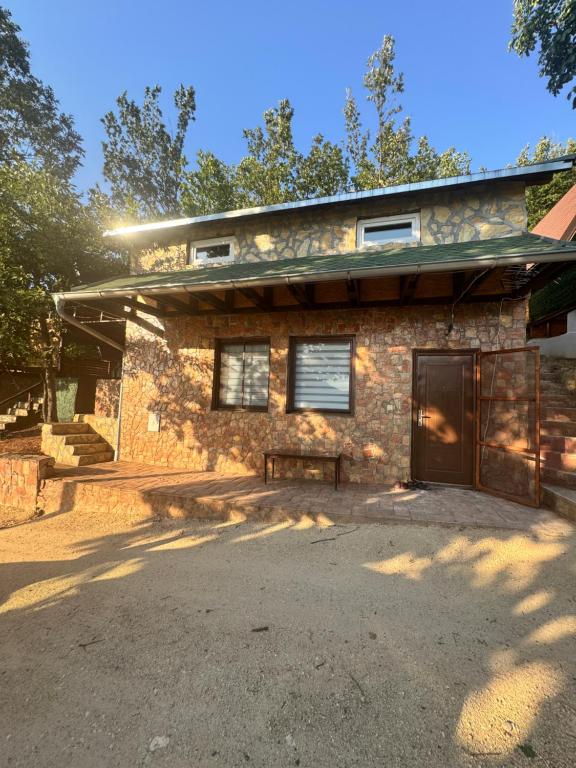 Budova, kde se prázdninový dům nachází