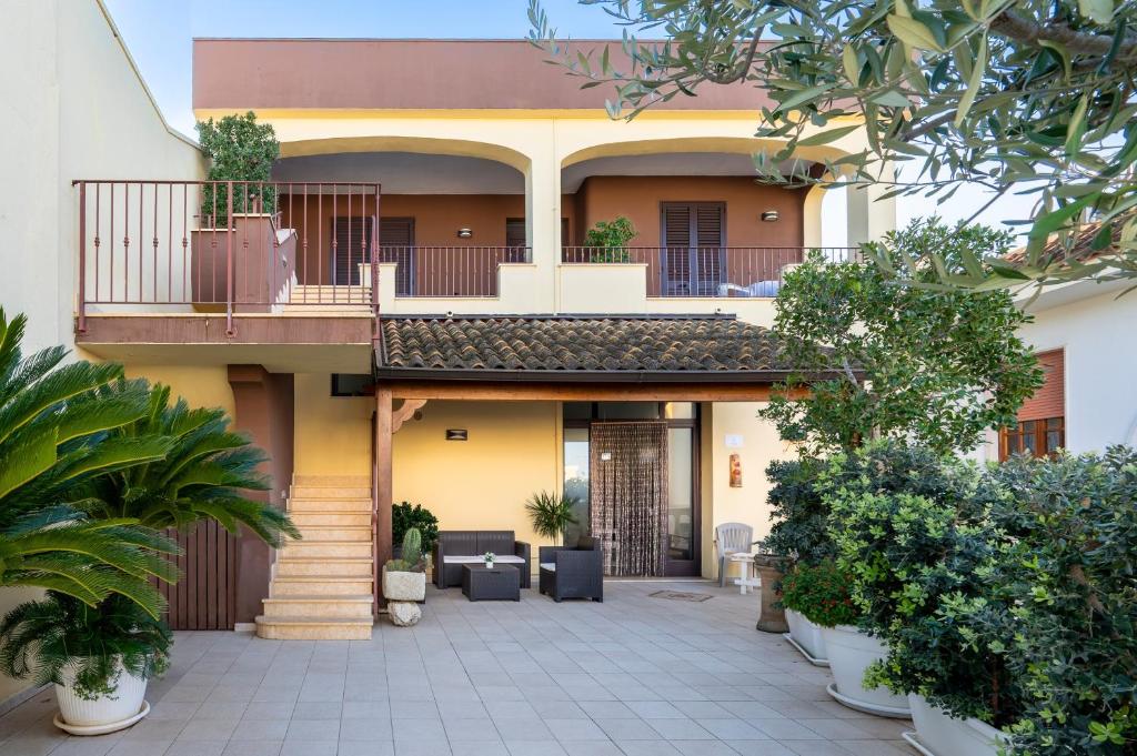 una casa con balcón y patio en Olimpo, en Giurdignano