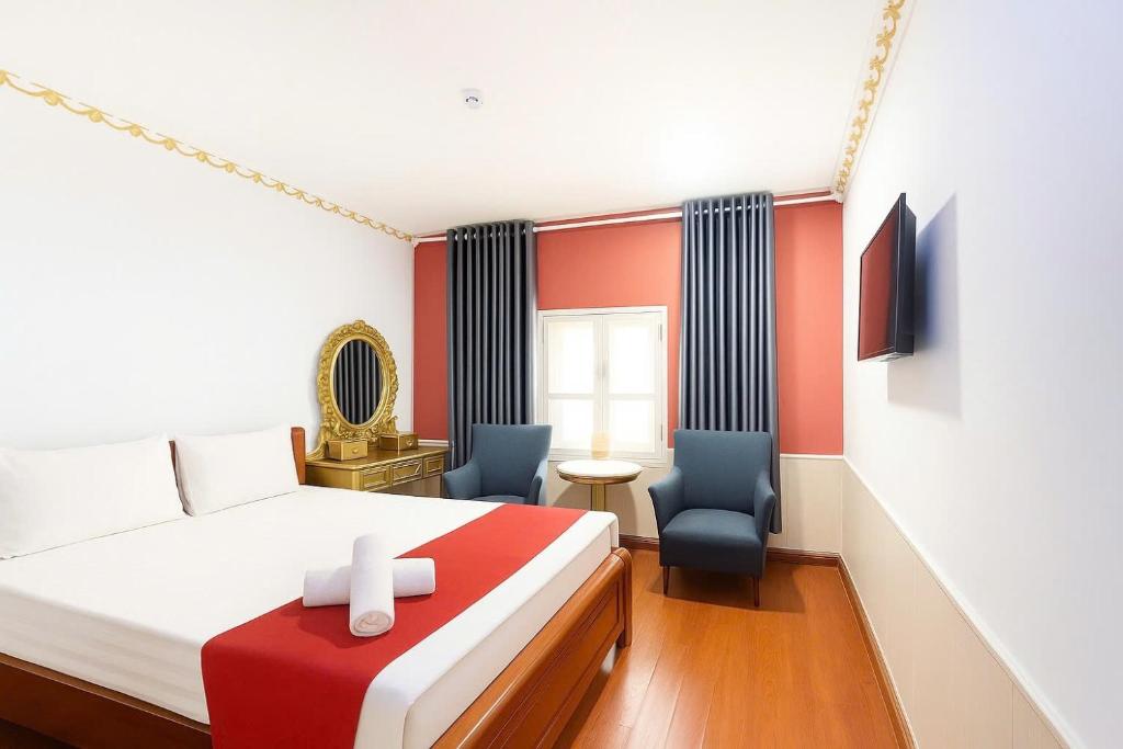 Una cama o camas en una habitación de Crown Hotel Bui Vien