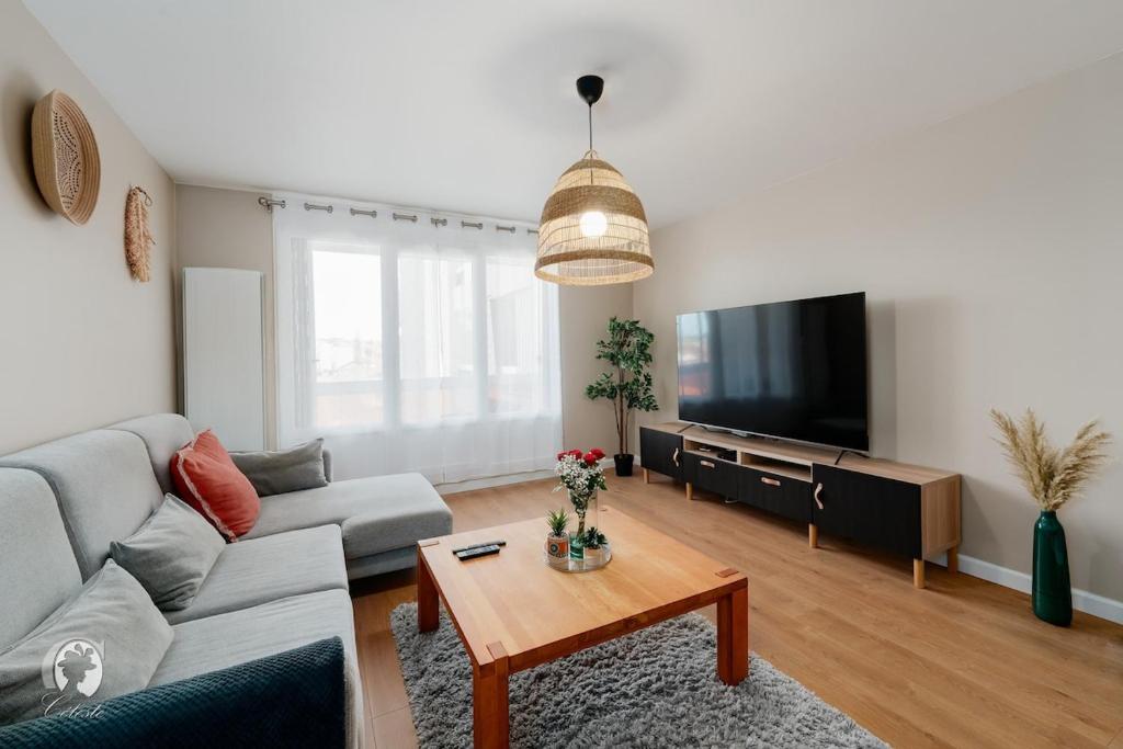 TV a/nebo společenská místnost v ubytování Armand - Un cocon à deux pas de la gare