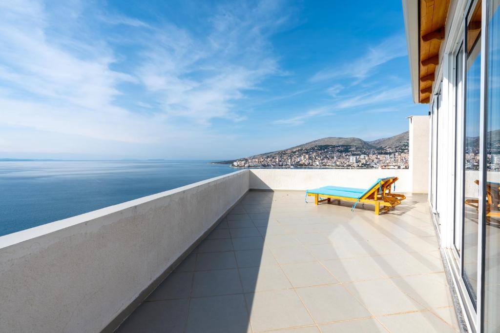 Duplex penthouse في Polisi i Vogël: بلكونه ع مقاعد و اطلاله ع البحر