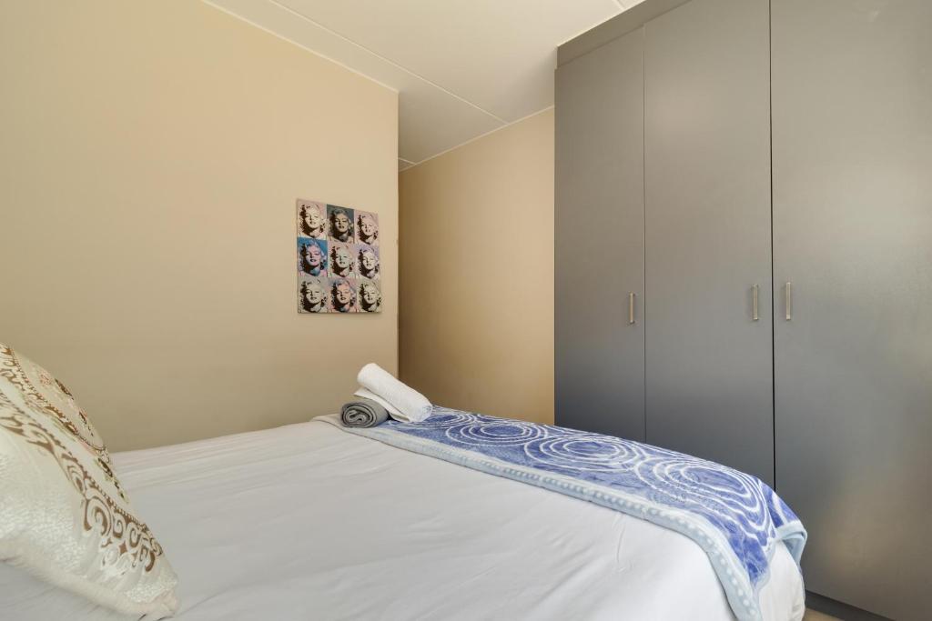 Postel nebo postele na pokoji v ubytování Home Affairs by Waterfall