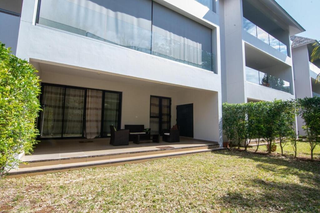 Roches NoiresにあるAzuri Ocean & Golf Village - Elegant 3-Bedroom Apartment with Private Garden, Beach & Pool Access in Roches Noiresの白い大きな建物