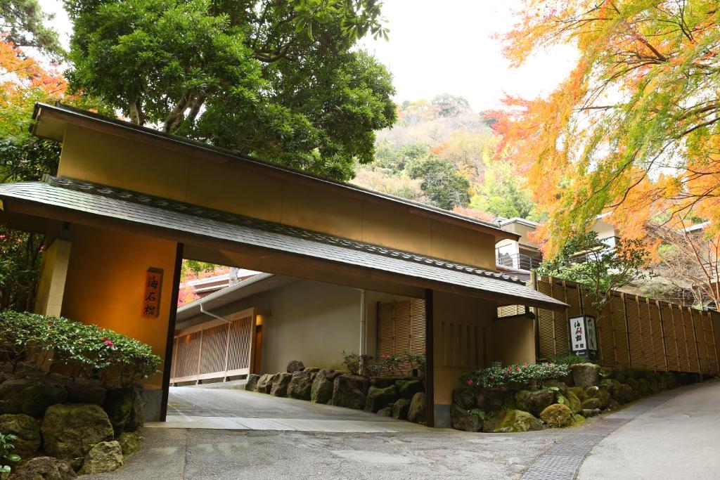 Un edificio con muchas rocas delante. en Oku Yugawara Tsubaki, en Yugawara