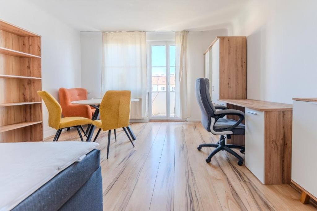 Habitación con sillas, escritorio y mesa. en Apartment with 3 Bedrooms, en Krems an der Donau