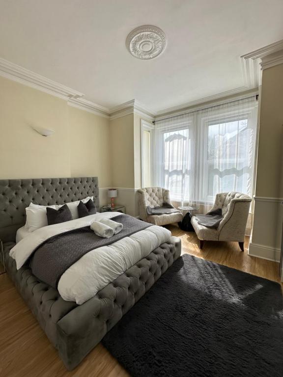 ボーンマスにある5 min from the beach O2 academy shared kitchenの大きなベッドルーム(大型ベッド1台、椅子2脚付)