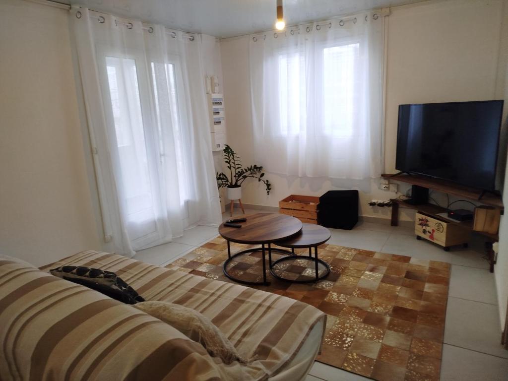 Μια τηλεόραση ή/και κέντρο ψυχαγωγίας στο La maison aux bananiers