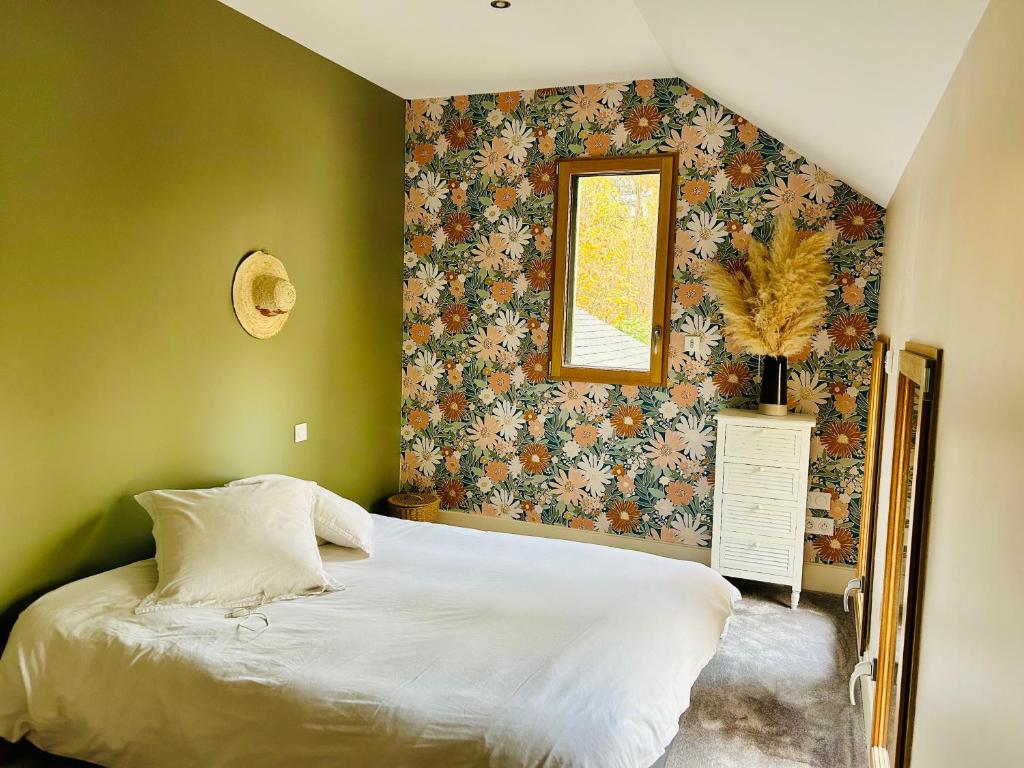 a green bedroom with a bed and a window at Villa Nature & Douets - aux portes du Mans - 5 chambres climatisées - piscine à débordement et terrain arboré d'1 hectare in La Chapelle-Saint-Aubin