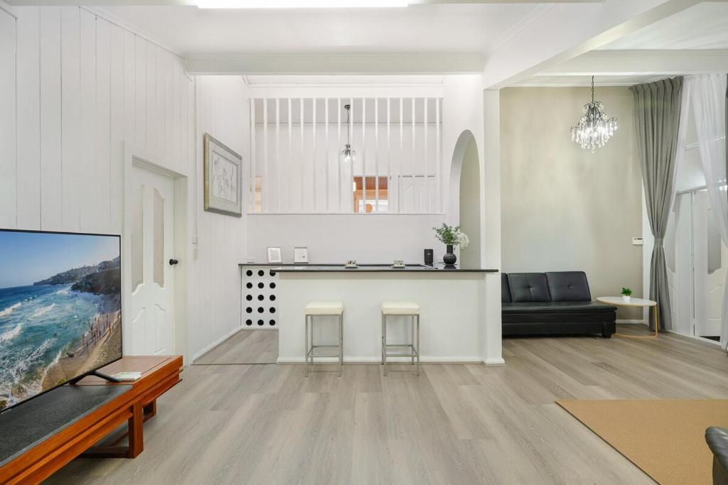 Fotografie z fotogalerie ubytování Casula cozy 3Br home with parking & WiFi 